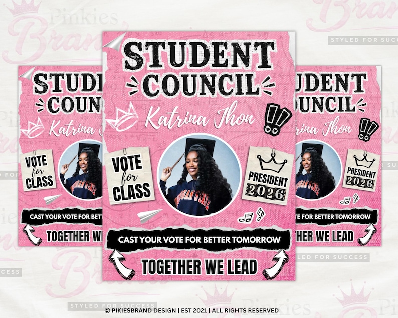 K&ouml;nnte beinhalten: Rosa Wahlplakate f&uuml;r den Studentenrat mit dem Text "STUDENT COUNCIL" und "Katrina Thon". Jedes Plakat enth&auml;lt ein Foto einer Frau, den Text "VOTE for CLASS" und "PRESIDENT 2026". Die Plakate lauten auch "CAST YOUR VOTE FOR BETTER TOMORROW" und "TOGETHER WE LEAD".