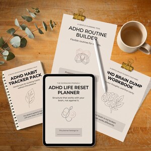 Pode incluir: Um conjunto de ferramentas de planeamento para PHDA, incluindo um rastreador de hábitos em espiral, um criador de rotinas, um caderno de exercícios e um tablet digital com um planeador de vida, com desenhos de linhas e texto preto.