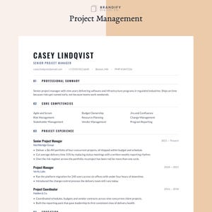 Op de afbeelding: Een professioneel cv voor Casey Lindqvist, Senior Project Manager. Het document bevat secties voor professionele samenvatting, kerncompetenties en projectervaring, met details over rollen bij Northbridge Group, Verity Labs en Halden & Co.