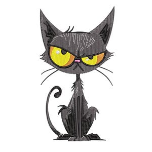 Op de afbeelding: Geborduurd ontwerp van een chagrijnige zwarte kat met grote gele ogen en een roze neus. De kat heeft een strenge uitdrukking en zit rechtop met zijn staart gekruld. Het ontwerp is geschikt voor kleding of woondecoratie.
