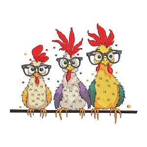 Op de afbeelding: Een geborduurd ontwerp met drie cartoonkippen met een bril op en zittend op een zwarte lijn. De kippen hebben een kleurrijk verenkleed in geel, wit en paars, met rode kammen. Kleine kleurrijke stippen zijn verspreid rond de kippen.