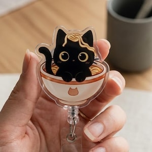 Porta credenciales Kawaii de gato negro en tazón de ramen, Porta credenciales de gato negro, Clip para credenciales para enfermera, maestra, técnico veterinario, insignia para amantes de los gatos, Insignia de gato ramen