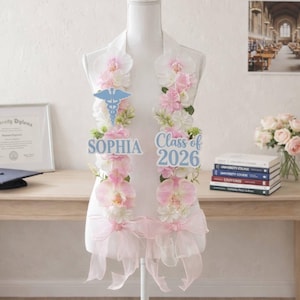 Puede incluir: Una bandeja de servir de madera hecha a mano con acabado natural. De forma rectangular, tiene bordes elevados y dos asas. La veta de la madera es visible, mostrando su encanto rústico. Dimensiones: aproximadamente 45 cm de largo y 30 cm de ancho.