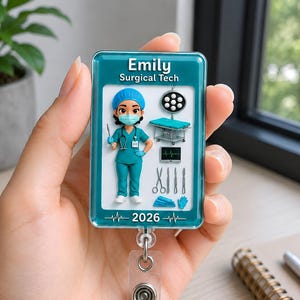 Puede incluir: Un portatarjetas rectangular de color verde azulado con el nombre Emily y el título Surgical Tech. El diseño incluye un personaje de dibujos animados con uniforme quirúrgico, una lámpara, una mesa de operaciones, un monitor y herramientas con 2026.