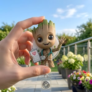 Puede incluir: Un portatarjetas con un personaje marrón parecido a un árbol, con grandes ojos negros, un brote verde en la cabeza y un estetoscopio verde azulado al cuello. El personaje sostiene un portapapeles gris con un icono de corazón rojo y lista.