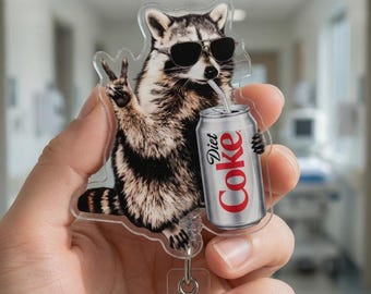Waschbär-Trinken-Diät-Soda-Abzeichen-Reel, lustiger Waschbär-Ausweishalter, einziehbare Krankenschwester-Abzeichen-Reel, Geschenk für Kollegen, Büro-Abzeichen-Clip