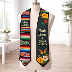 Könnte beinhalten: Ein Abschlussstola mit einem farbenfrohen Webmuster auf der einen Seite und einem dunkelgrünen Hintergrund auf der anderen Seite. Die grüne Seite zeigt florale Designs, einen Schmetterling und den Text "Valu Name" und "Class of 2026". Die andere Seite hat den Text "School Name".