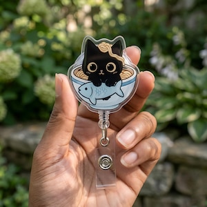 Portatarjetas retráctil con forma de gato negro y pez ramen, ideal para amantes de los gatos. Un portatarjetas con un toque de humor para médicos, profesores y enfermeras.
