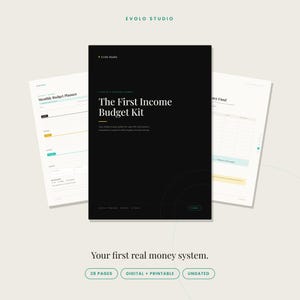 Könnte beinhalten: Ein schwarz-weißer Finanzplaner mit dem Titel "The First Income Budget Kit" und dem Text "Your first real money system". Das Bild enthält Seiten für "Monthly Budget Planner" und "Emergency Fund". Der Planer ist digital und druckbar, mit 28 Seiten.