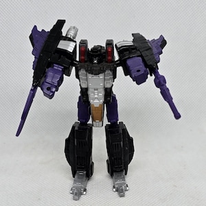 Puede incluir: Un letrero de madera rústica con el texto "Welcome to our home" en un estilo manuscrito. El letrero presenta un acabado envejecido y un diseño simple y acogedor, ideal para un porche o entrada.