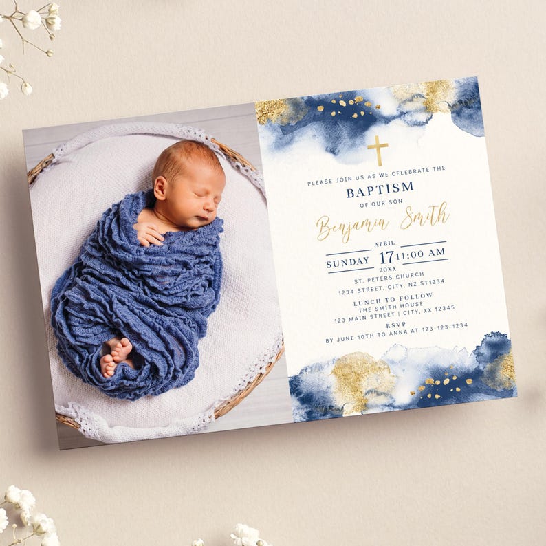 Invitación con foto para bautizo de niño, azul marino y dorado, plantilla editable Ba07-2 imagen 1