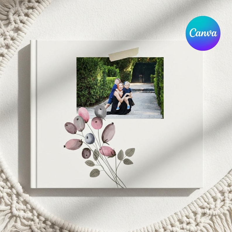 Może przedstawiać: Biały album fotograficzny ze zdjęciem rodzinnym i akwarelowym wzorem kwiatowym. Zdjęcie przedstawia rodzinę trzyosobową. Wz&oacute;r kwiatowy zawiera r&oacute;żowe, szare i brązowe elementy. Logo Canva znajduje się w prawym g&oacute;rnym rogu.