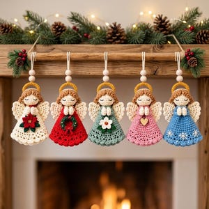 Può includere: Cinque decorazioni a forma di angelo all'uncinetto appese a un'asta di legno. Ogni angelo ha un viso color crema, capelli castani, un'aureola gialla e ali bianche. Gli abiti sono color crema con una stella di Natale, rosso con una ghirlanda, verde salvia con un fiore, rosa con un cuore e blu con fiocchi di neve bianchi.