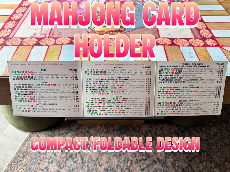 Puede incluir: Un tarjetero plegable negro para Mahjong que muestra la tarjeta de puntuaci&oacute;n oficial de la National Mahjong League 2024. La tarjeta tr&iacute;ptica presenta columnas de n&uacute;meros, letras y valores en texto verde, rojo y negro sobre fondo blanco.