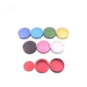 Puede incluir: Una colección de recipientes metálicos redondos y coloridos con tapas con bisagras. Los recipientes son de varios colores, incluyendo azul, verde, amarillo, negro, rosa, blanco y rojo. Las tapas están cerradas en la mayoría de los recipientes.