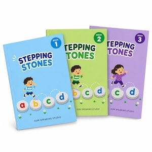 Może przedstawiać: Trzy książki edukacyjne zatytułowane Stepping Stones, ponumerowane 1, 2 i 3. Okładki są jasnoniebieskie, jasnozielone i jasnofioletowe, przedstawiające rysunkowe dzieci skaczące po okrągłych kamieniach z literami oraz napis Eum Speaking Studio.