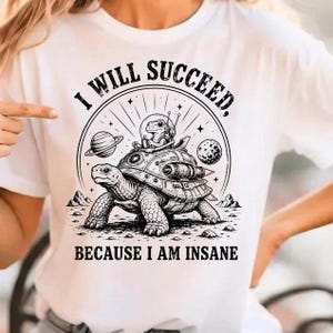 Puede incluir: Una camiseta blanca con un estampado gráfico negro de una tortuga con casco espacial montada sobre un caparazón mecánico en el espacio. El texto dice I WILL SUCCEED, BECAUSE I AM INSANE, rodeado de estrellas, un planeta y una luna.