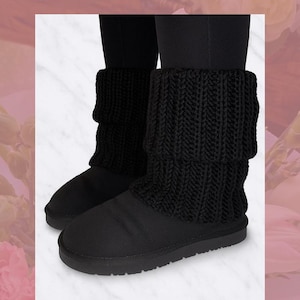 Può includere: Stivali neri con copristivali all'uncinetto neri. Il testo "SCALDA MUSCOLI CROCHET PATTERN PDF PASSO PASSO" è in alto. Gli stivali sono su una superficie bianca con uno sfondo floreale rosa.