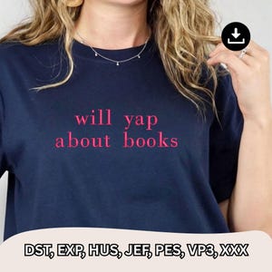 Peut inclure: T-shirt bleu marine avec l'inscription rose "will yap about books". Le texte est centré sur le devant du t-shirt. Le t-shirt à col rond est de couleur unie.