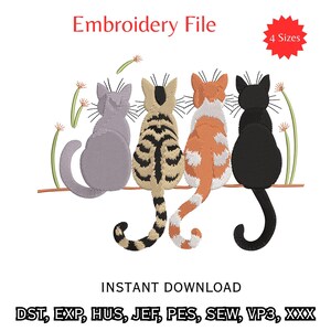 Peut inclure: Un fichier de broderie représentant quatre chats assis en rang, vus de dos. Les chats sont gris, tigrés marron, orange et blanc, et noir uni. Le texte indique Embroidery File, 4 Sizes, INSTANT DOWNLOAD, DST, EXP, HUS, JEF, PES, SEW, VP3, XXX.
