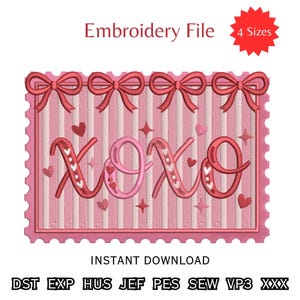Peut inclure: Un motif de broderie rose et rouge avec le texte "XOXO" en écriture cursive, orné de cœurs, de nœuds et d'étoiles. Le motif est placé sur un fond rayé et comprend le texte "Embroidery File" et "4 Sizes".