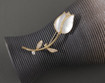Spilla a forma di tulipano in madreperla con intarsio in zircone / Elegante spilla floreale placcata in oro per donna