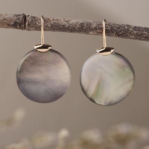 18K guldpläterade runda pärlemorörhängen | Minimalistiska vardagssmycken, present till henne