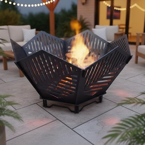 Puede incluir: Un brasero de metal negro con un diseño geométrico, lleno de llamas ardientes. El brasero está sobre un patio embaldosado, rodeado de plantas en macetas y muebles de exterior. El brasero mide aproximadamente 76 cm de ancho.