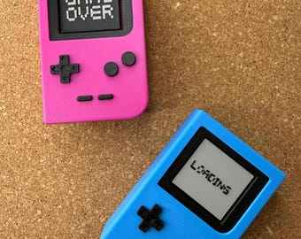 Juguete antiestrés retro Gameboy, texto personalizado en pantalla, interruptor mecánico con clic, juguete sensorial, regalo antiestrés hecho a mano en EE. UU. para gamers.