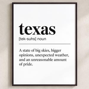 Könnte beinhalten: Ein gerahmter Kunstdruck mit einer Definition des Wortes texas im Wörterbuchstil, einschließlich der phonetischen Aussprache tek-suhs, der Klassifizierung als Substantiv und dem Text: A state of big skies, bigger opinions, unexpected weather, and an unreasonable amount of pride.