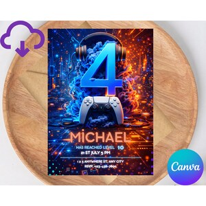 Pu&ograve; includere: Biglietto d'invito digitale a tema gaming. Il design presenta un grande numero 4 blu, un controller di gioco bianco e delle cuffie. Il testo recita "MICHAEL HAS REACHED LEVEL 10 21 ST JULY 5 PM". Lo sfondo ha un design di citt&agrave; futuristica.