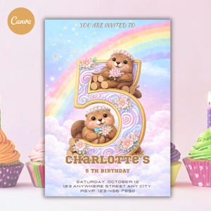 Könnte beinhalten: Eine Geburtstagseinladung mit einer großen Zahl 5, verziert mit Blumen und zwei Cartoon-Ottern. Die Einladung hat einen pastellfarbenen Regenbogen- und Wolkenhintergrund. Der Text enthält "Du bist eingeladen zu", "Charlottes 5. Geburtstag", Datum, Adresse und RSVP-Informationen.