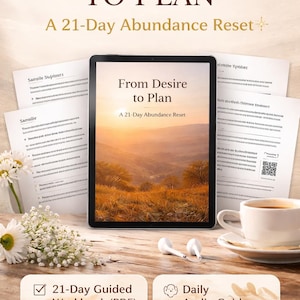 Puede incluir: Imagen que promociona un programa de Reinicio de la Abundancia de 21 días. La imagen presenta una tableta que muestra el título "From Desire to Plan" con un paisaje de fondo. Los elementos que lo acompañan incluyen una taza de café, auriculares y tarjetas informativas.