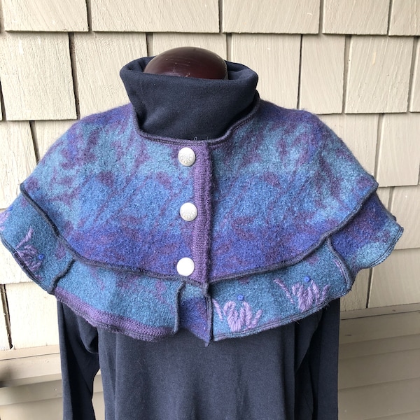 Mini cape en laine feutrée, pull norvégien recyclé, patchwork bleu sarcelle, prune et bleu. Ces caplets (mini-capes) sont tellement amusants à porter !