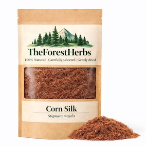 Könnte beinhalten: Ein brauner Papiersack mit Maisseide mit einem transparenten Fenster und einem kleinen Haufen Maisseide vor dem Sack. Der Sack trägt den Text "The Forest Herbs" und "100% Natural | Carefully selected | Gently dried". Der Text "Corn Silk" und "Stigmata maydis" sind ebenfalls sichtbar.