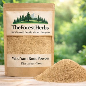 Könnte beinhalten: Eine Packung Wild Yam Root Powder, Dioscorea villosa, von TheForestHerbs. Das hellbraune Pulver befindet sich in einem Kraftpapierbeutel mit einem Etikett mit einem Berg- und Baumlogo. Der Text lautet "100% Natural | Carefully selected | Gently dried."