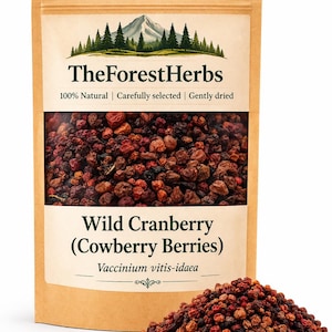 Könnte beinhalten: Ein beigefarbener Standbeutel mit der Aufschrift TheForestHerbs, der getrocknete wilde Preiselbeeren enthält. Das Etikett zeigt eine Berg- und Waldgrafik mit dem Text 100% Natural, Carefully selected, Gently dried und Vaccinium vitis-idaea.