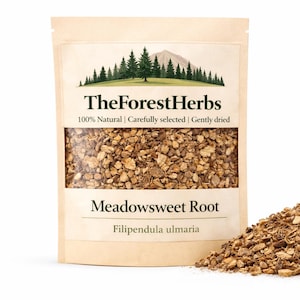 Può includere: Una busta color marrone chiaro di Meadowsweet Root di TheForestHerbs con una finestra trasparente che mostra pezzi di radice marrone essiccati e tritati. L'etichetta presenta un grafico di bosco e montagna, il testo 100% Natural e il nome botanico Filipendula ulmaria.