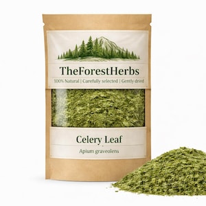 Puede incluir: Un paquete de hojas de apio secas con el texto "TheForestHerbs" y "Celery Leaf". Un montón de hojas de apio verdes está al lado del paquete. El paquete tiene una ventana transparente que muestra las hojas de apio en el interior.