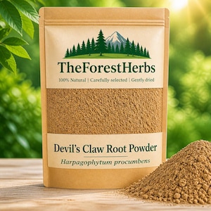 Puede incluir: Una bolsa de papel marrón de polvo de raíz de garra del diablo, con el texto "The Forest Herbs" y "100% Natural". Un montón de polvo está al lado de la bolsa. El fondo es verde borroso.