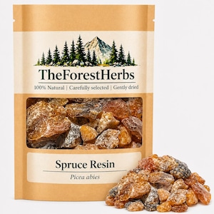 Op de afbeelding: Een kraftpapieren zakje met een doorzichtig venster met sparrenhars. Het zakje heeft de tekst "TheForestHerbs" en "Spruce Resin". Een stapel amberkleurige harsstukken ligt naast het zakje.