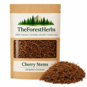 Könnte beinhalten: Ein brauner Papierbeutel mit der Aufschrift TheForestHerbs, der getrocknete Kirschstiele enthält. Die Verpackung zeigt eine Berg- und Waldgrafik, den Text 100% Natural | Carefully selected | Gently dried und den Namen Cherry Stems Stripites Cerasus.