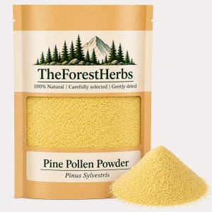 Può includere: Una busta verticale color marrone chiaro contenente polline di pino giallo in polvere, etichettata TheForestHerbs, 100% Natural, Carefully selected, Gently dried, Pine Pollen Powder e Pinus Sylvestris, con un grafico di montagna e pini.