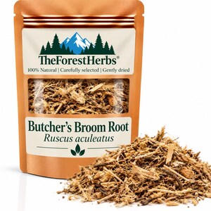 Puede incluir: Una bolsa de color cobre de Butcher's Broom Root, Ruscus aculeatus, de TheForestHerbs, con un logo de montaña y una ventana transparente que muestra trozos de raíz secos, fibrosos y de color marrón claro, con un montón delante.