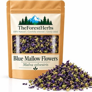 Può includere: Una busta marrone contenente fiori di malva essiccati, etichettata TheForestHerbs con un grafico di montagna e foresta. Il testo riporta 100% Natural, Carefully selected, Gently dried, Blue Mallow Flowers e Malva sylvestris.