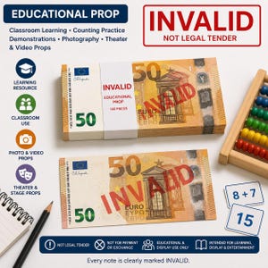 Può includere: Una pila e una singola banconota da 50 euro come oggetto di scena educativo, entrambe contrassegnate con il testo rosso INVALID. Le banconote presentano il design standard dell'euro, incluso il numero 50 ed elementi architettonici.