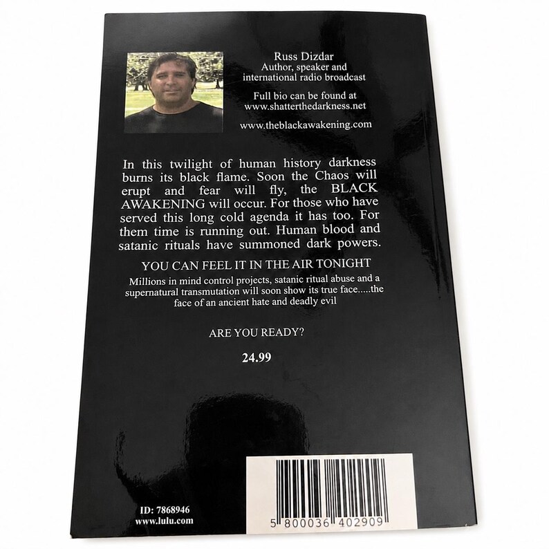 Puede incluir: Una portada de libro negra con texto y una foto de un hombre. El texto incluye el t&iacute;tulo "THE BLACK AWAKENING" y el nombre del autor, Russ Dizdar. La contraportada tambi&eacute;n incluye el texto "YOU CAN FEEL IT IN THE AIR TONIGHT".
