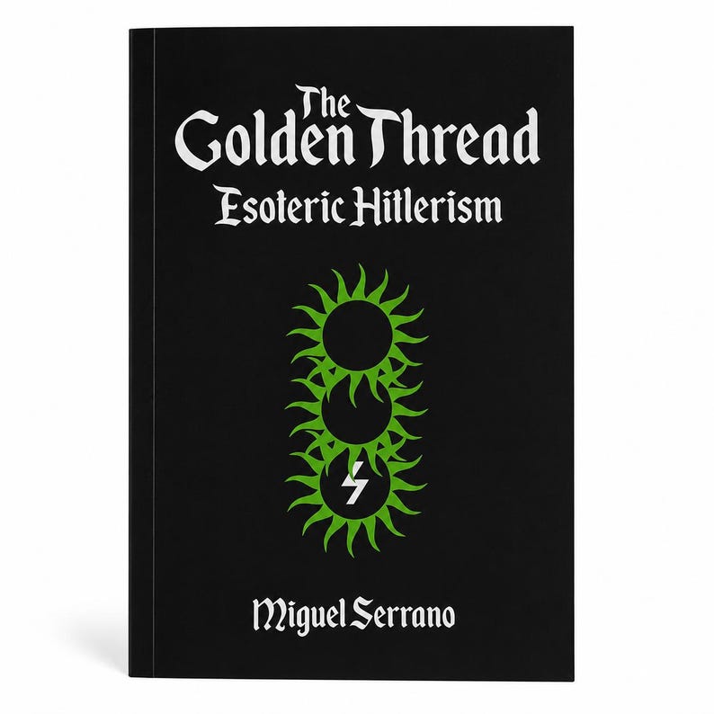 Op de afbeelding: Zwarte boekomslag met de titel "The Golden Thread Esoteric Hillerism" van Miguel Serrano. De omslag heeft witte tekst en een groene afbeelding van drie zonnen en een bliksemschicht.