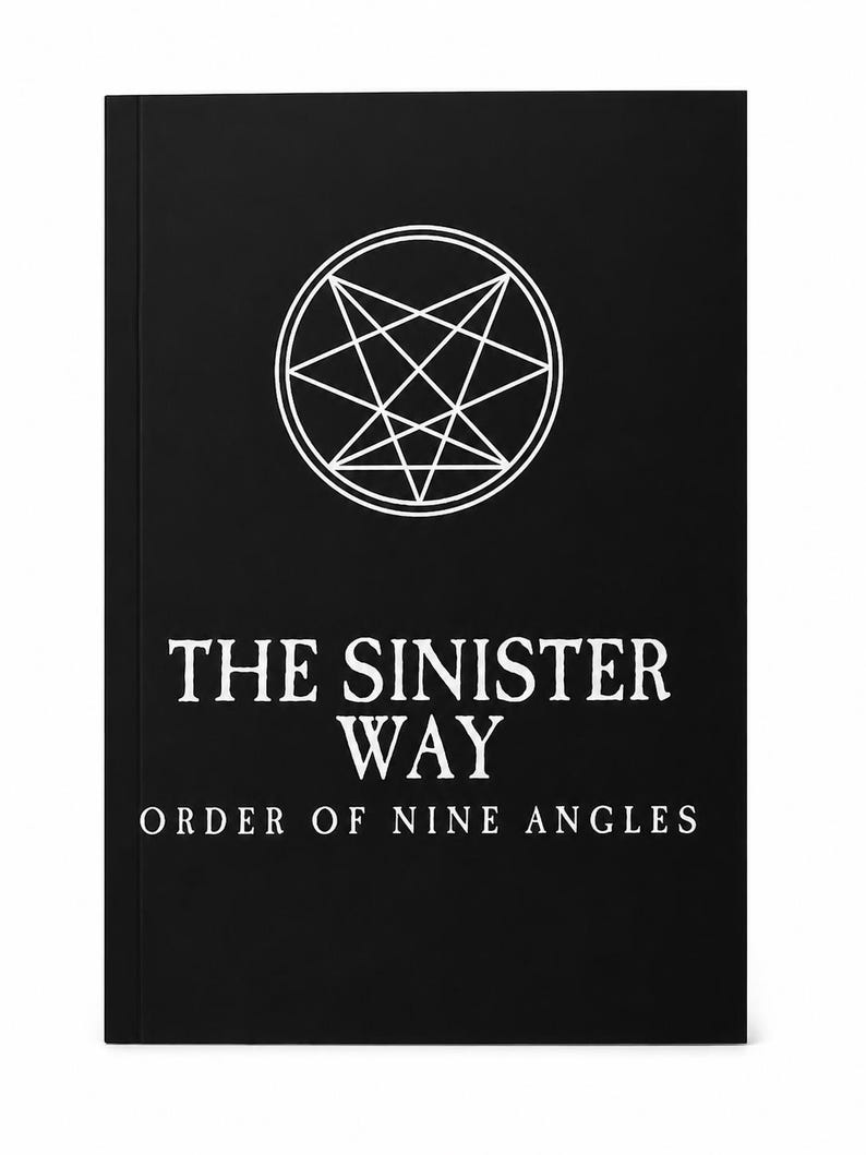 Pu&ograve; includere: Un libro nero con testo bianco e un simbolo geometrico. Il testo recita "THE SINISTER WAY" e "ORDER OF NINE ANGLES". Il simbolo &egrave; una stella bianca a pi&ugrave; punte all'interno di un cerchio.