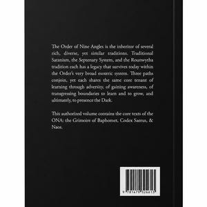 Pu&ograve; includere: Un libro nero con testo bianco che descrive l'Ordine dei Nove Angoli e i suoi testi principali, tra cui il Grimoire of Baphomet. Il dorso del libro &egrave; visibile e un codice a barre si trova in basso.